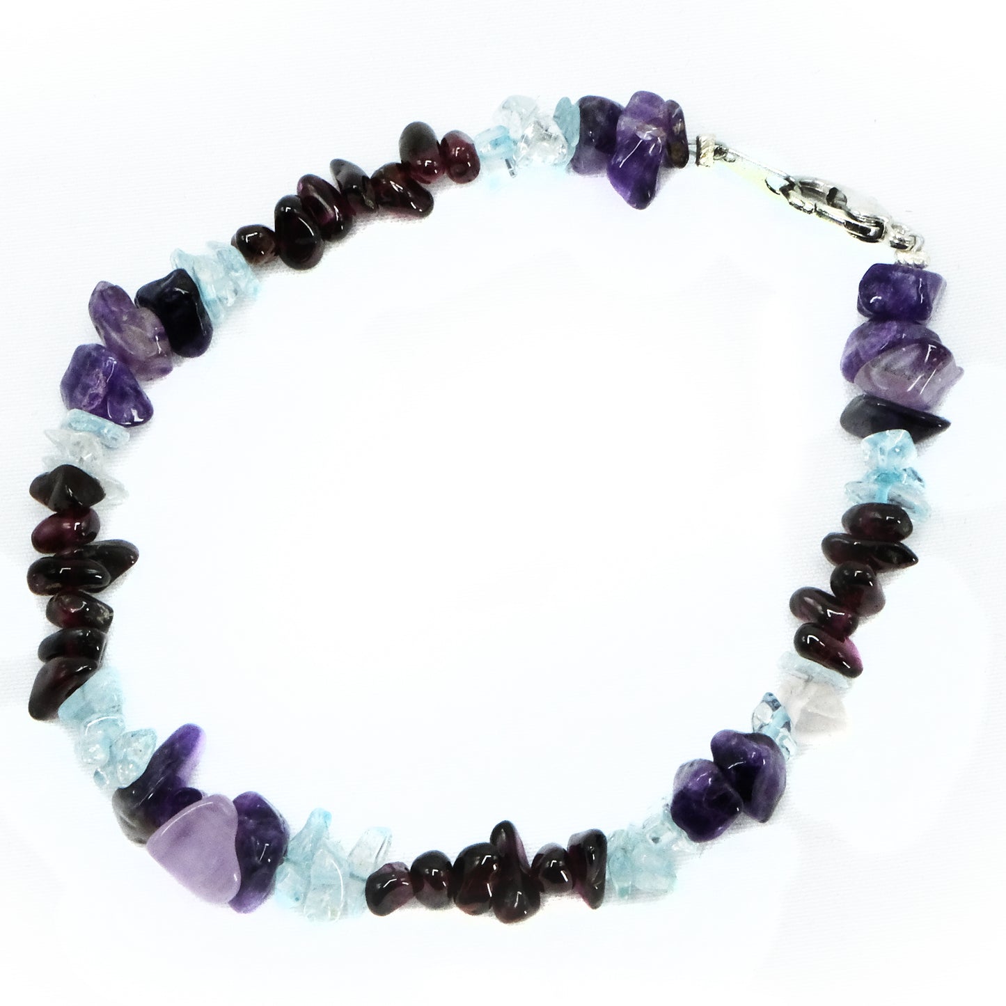 Chipped semiprecious beaded bracelet. Silver clasp. Tigereye, garnet, amethyst, topaz, lapis, aquamarine, agate, howlite, goldstone